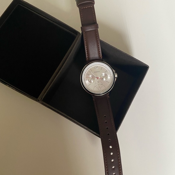 Brand new never before worn genuine leather fossil watch. - Picture 7 of 10
